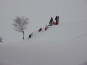 雪の坂道を登るのは大変だけど、ソリで滑るのは最高！