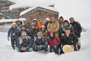 地元の人たちと一緒に2日間、時折強い雪が舞う中でも雪掘りをしました