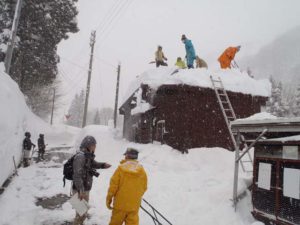 公衆トイレにて　多くの参加者が屋根に上って、除雪作業を行いました