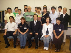 終了証を授与していただいた後、武井雅昭区長（前列中央）を囲み、受講生全員で集合写真を撮りました