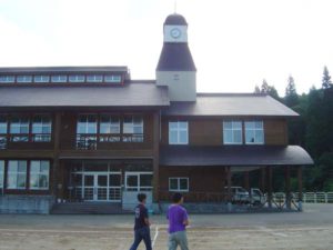 集落のシンボルである小学校。木造の新しい校舎は、時計台付き。