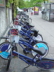 町の中に、丸に十の字の表示がある自転車スタンドがありました。これがレンタル自転車です。