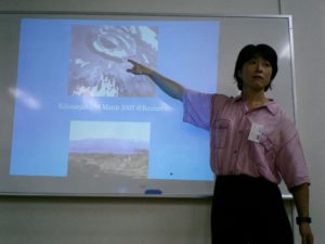 地球規模の気候変動について講義する高野孝子エコプラス代表理事