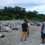 島の中心部にあるゴミ処分場。多くのゴミが山積みされている。
