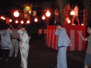 栃窪の盆踊りに参加して、地元の方々と交流を深めました。