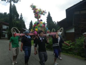 村の若い衆と一緒に、参加者も神輿を担ぎました。