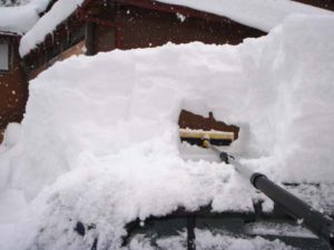 　車の屋根の雪をどかしています。下の雪を押しても、上の雪は動きませんでした。